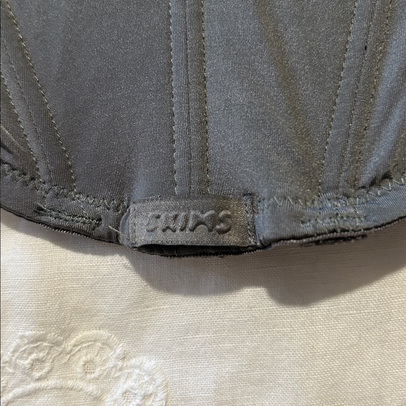 Skims Logo Shine Corset Bra - Picture 5 of 6